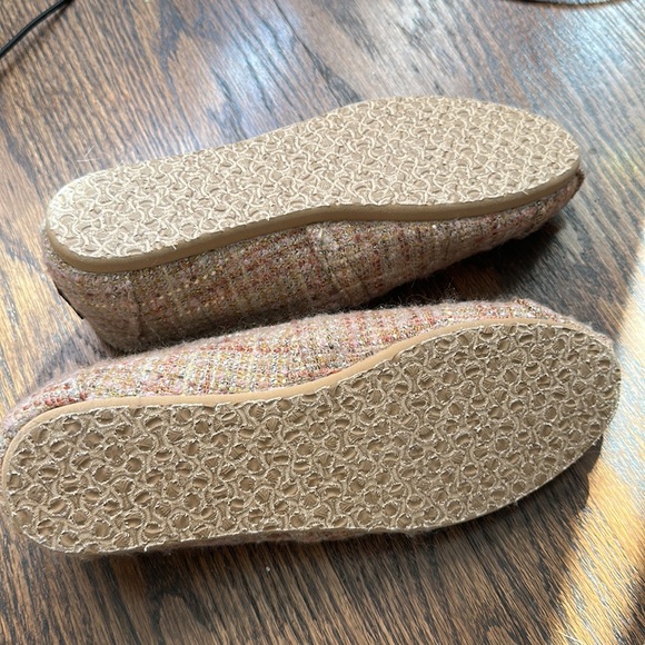 NEVER WORN TOMS. 👟❤️ - Picture 3 of 4